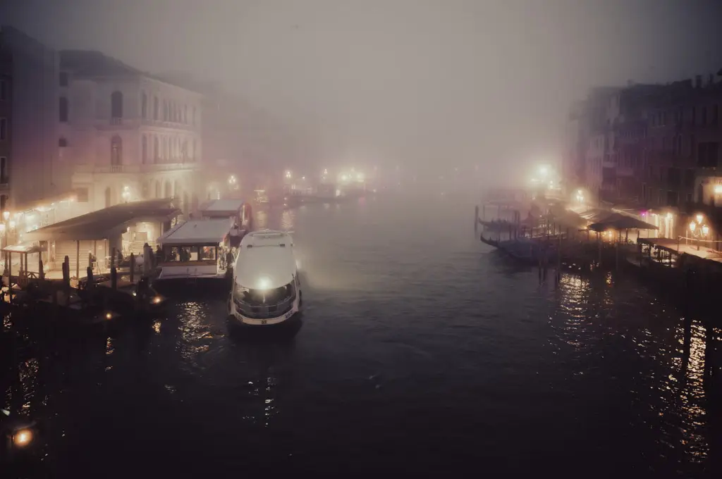 Canale Grande von der Rialto Brücke im morgendlichen Nebel