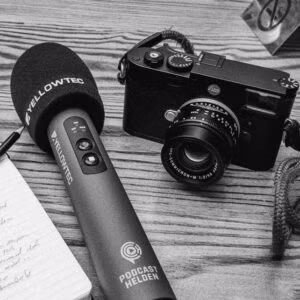 iXm Microfonrecorder von YELLOWTEC neben einer Leica M11 und einem Notizbuch, schwarz-weiß