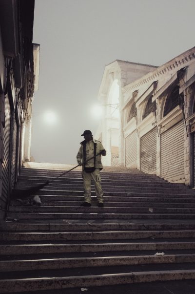 Ein einsamer Straßenkehrer bereitet die Rialto Brücke am frühen Morgen für den Touristenansturm vor. Der neblige Morgen verstäärkt die Einsamkeit noch mehr. Aufgenommen mit der Leica M11 und 21mm an der Rialtobrücke